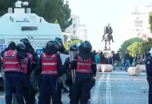Policia dhe autobotët krijojnë kordon te Ministria e Brendshme, bllokojnë avancimi i protestuesve drejt Kryeministrisë