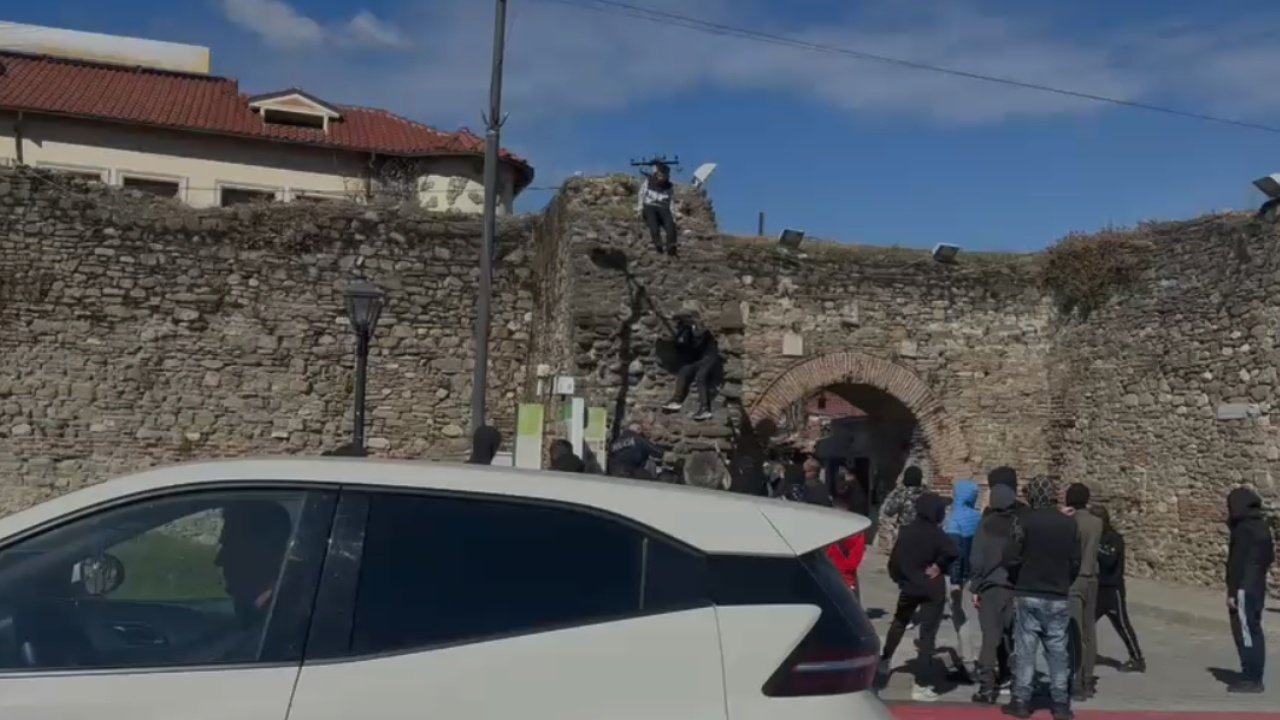 Situatë e rrezikshme në Elbasan  protestuesit e mitur ngjiten në muret e kalasë së qytetit