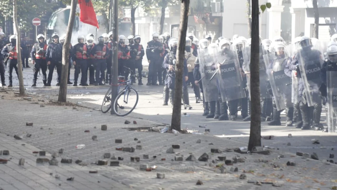 Policia tenton të shpërndajë me gaz dhe presion uji të rinjtë  protestuesit hedhin gurë drejt tyre
