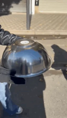 Protestuesit e rinj mbrohen me mjete rrethanore nga granata e gazit lotsjellës  marrin tasa me vete  E mësuam në mënyrë rrethanore