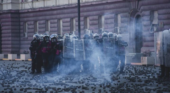 Mes gurëve  gazit dhe flakëve  BIRN  Bulevardi  Dëshmorët e Kombit  skenë përplasjesh mes policisë dhe protestuesve