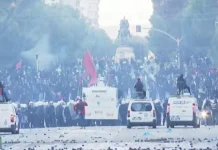 Policia ndërmerr ofensivë me gaz lotsjellës dhe ujë, protestuesit detyrohen të largohen nga Kryeministria