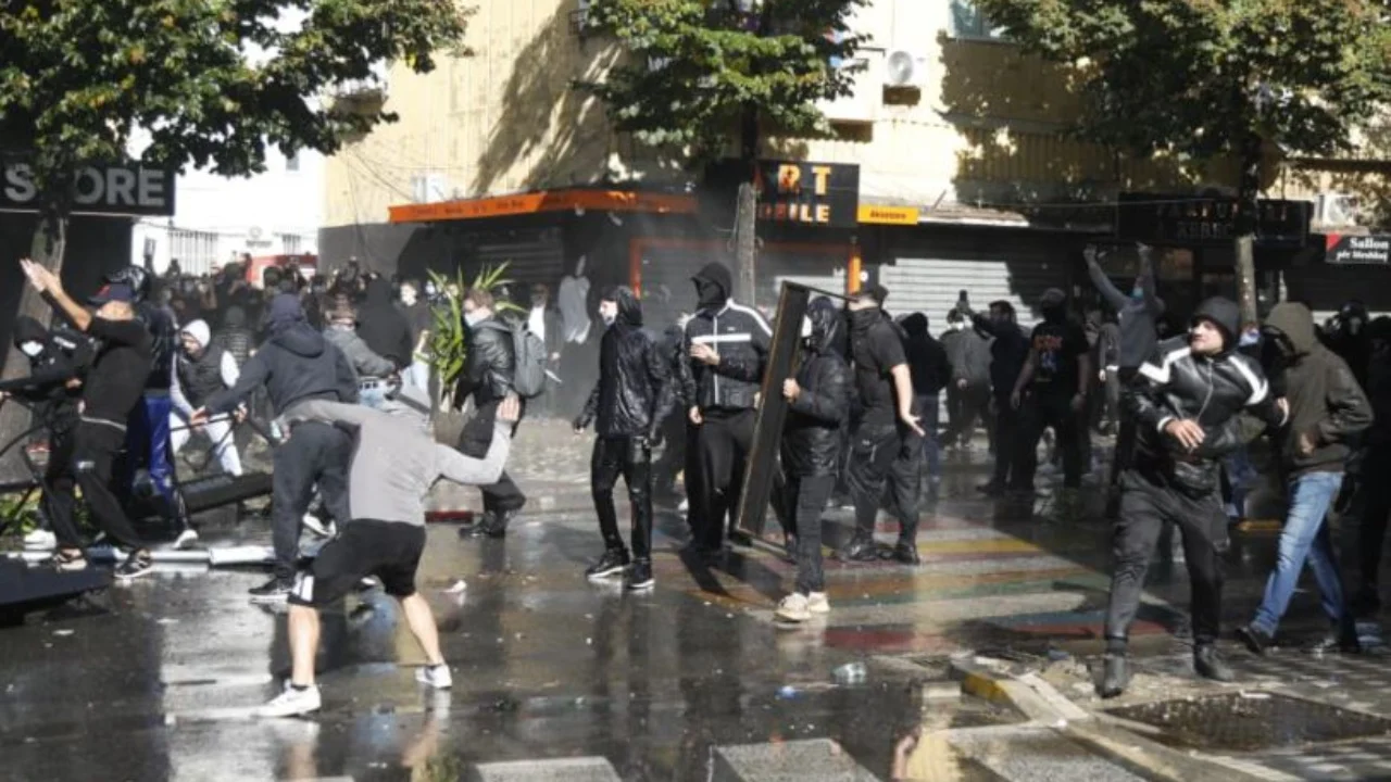 Tensionet në protestën e dytë të dhunshme  20 të shoqëruar në polici  pjesa më e madhe studentë
