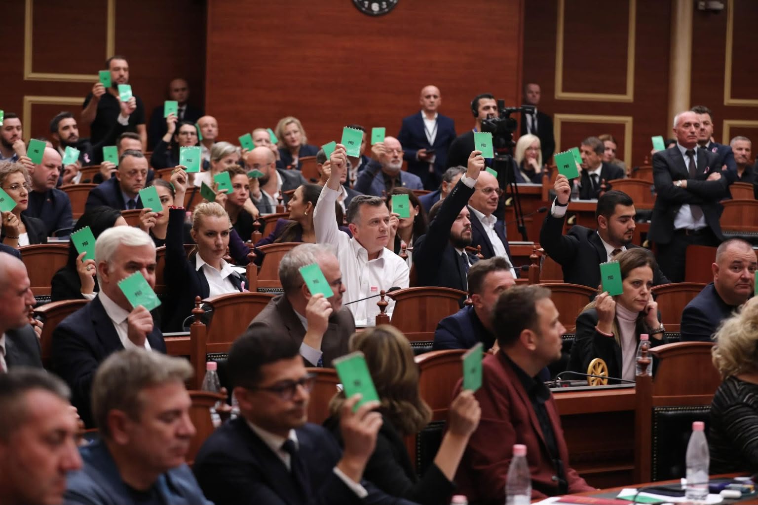 Mazhoranca miraton reformën territoriale me 85 vota pro në mesnatë