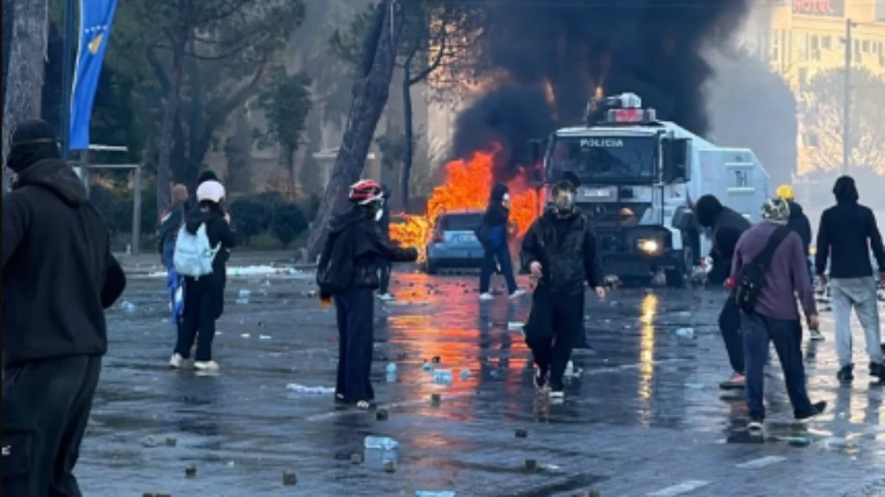  Thyhet  qetësia  nis hedhja e molotovëve dhe gurëve te Kryeministria  policia përgjigjet me gaz e plumba gome