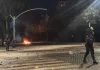 Jo vetëm autobot uji, gaz lotsjellës, shkop gome, grushte e shkelma/ Policia gjuan edhe me gurë në drejtim të protestuesve
