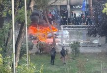 Skenë lufte para Kryeministrisë, shpërthim brenda makinës që digjet dhe karikator fishekzjarrësh drejt policisë