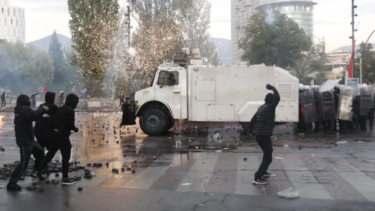  Fëmijët duhet të mbrohen   Dhuna në protestën e të rinjve  Ministria e Brendshme  Standardet evropiane kërkojnë menaxhim të tubimeve
