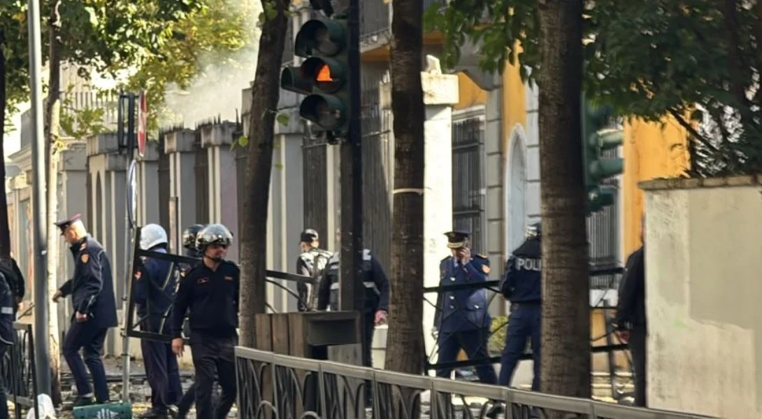 Skënder Hita zbret në terren  mes forcave të policisë te Ministria e Arsimit