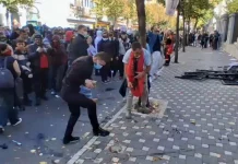 Përplasjet fizike mes të rinjve dhe policisë, mes tyre edhe një gazetare, i ra kapsolla në këmbë