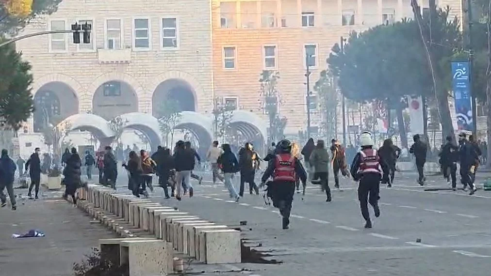  Luftë  para Kryeministrisë dhe te Piramida  Policia me  sprint  për të kapur protestuesit