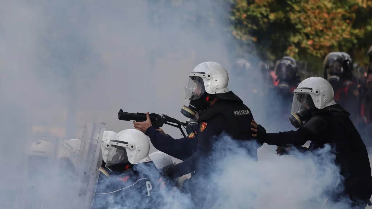 Komiteti Shqiptar i Helsinkit kërkon hetim për dhunën ndaj protestuesve  E papranueshme