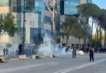 Nisin tensionet te Kryeministria/ Protestuesit sulmojnë me gurë efektivët, policia i përgjigjet me gaz lotsjellës dhe ujë