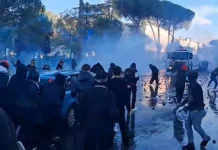 Vërshim gurësh drejt autoboteve dhe policisë, përgjigja vjen gaz lotsjellës dhe ujë. Lëndohet një vajzë dhe një efektiv i FNSH