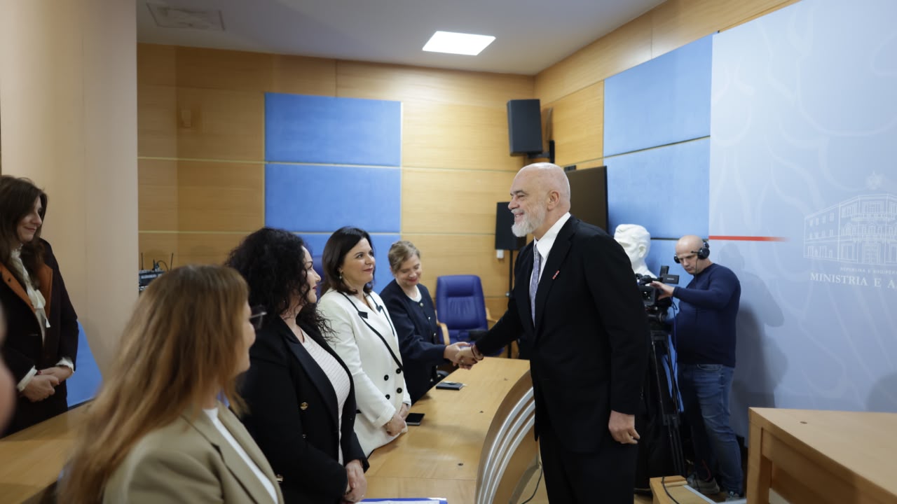 Rama mbledh drejtorët e gjimnazeve pas protestave  Kumbaro  Orët e humbura do të rikuperohen
