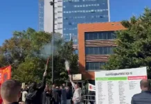 Tensionet në protestën para Kuvendit të Kosovës, shoqërohet një protestues, dyshohet se hodhi lëndët piroteknike