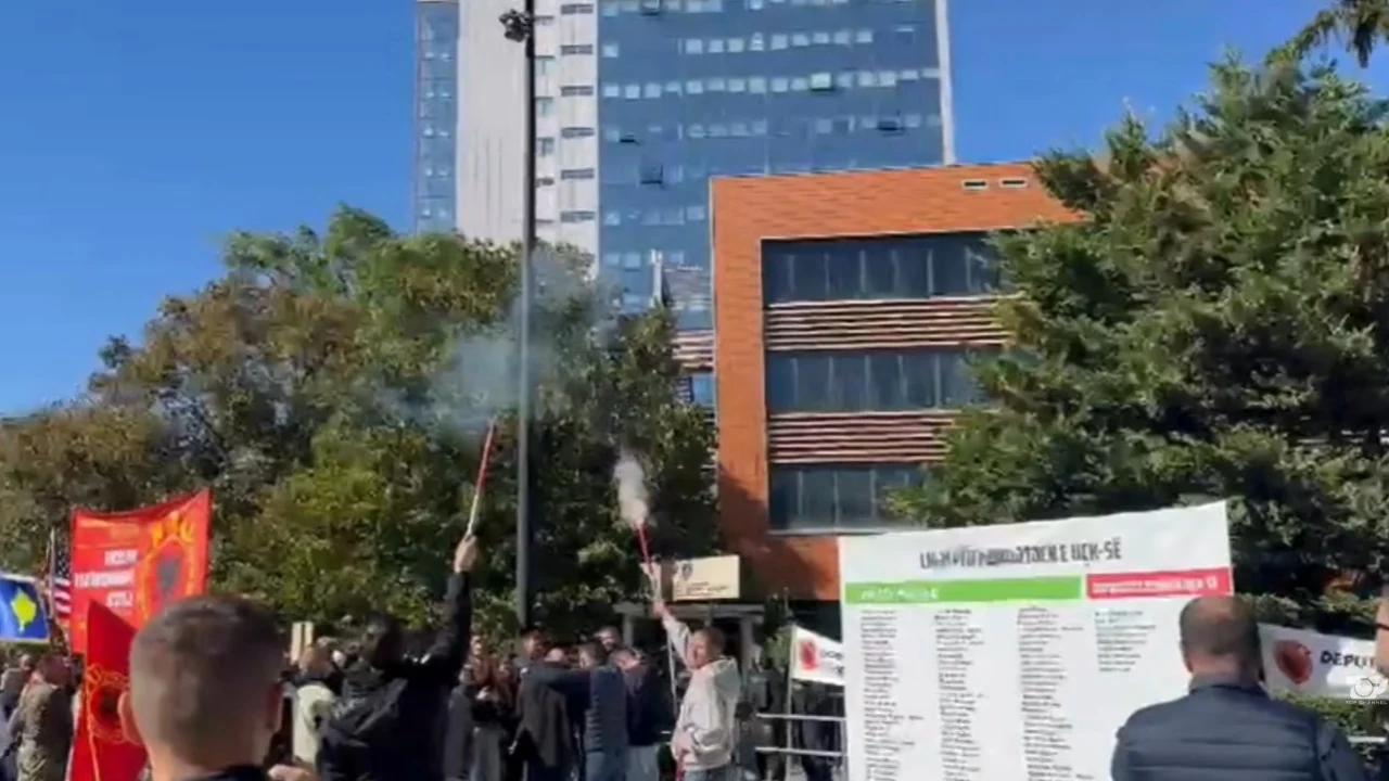 Tensionet në protestën para Kuvendit të Kosovës  shoqërohet një protestues  dyshohet se hodhi lëndët piroteknike