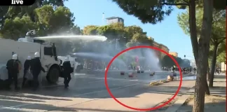 Skenë ‘lufte’ në Bulevard, protestuesit rrokullisin drejt policisë blloqet e mëdha të betonit, ata mësyjnë me ujë e gaz lotsjellës