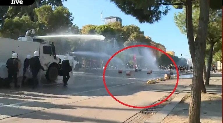 Skenë  lufte  në Bulevard  protestuesit rrokullisin drejt policisë blloqet e mëdha të betonit  ata mësyjnë me ujë e gaz lotsjellës