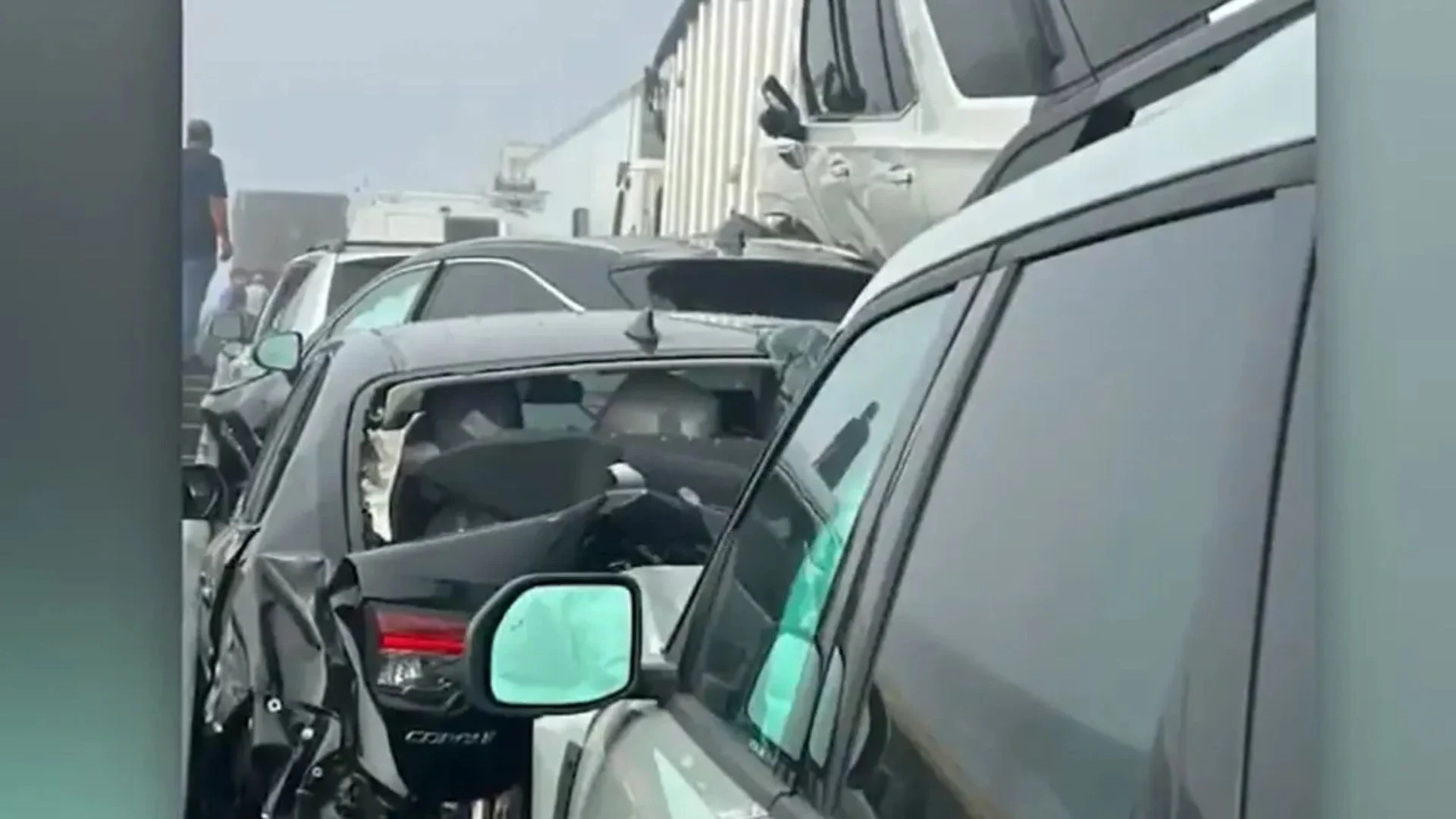 Aksident zinxhir në SHBA  Përplasen 69 makina në një autostradë  shkak mjegulla e dendur që kufizoi fushëpamjen e shoferëve