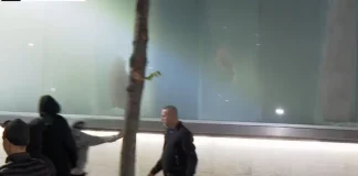 Protestuesit sulmojnë xhamat e qendrës tregtare pranë Kalasë së Tiranës, thyhen xhamat e godinës, ndërhyn policia