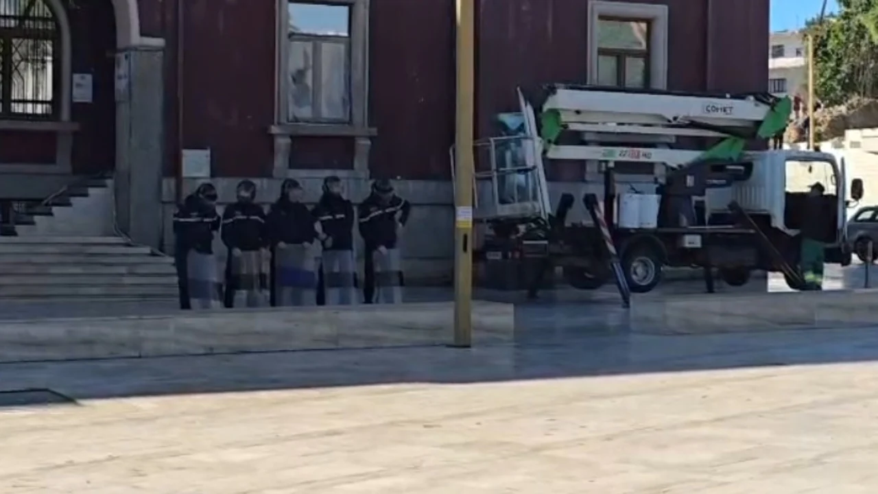 Protestuesit nisin zhvendosjen  thirrje masive mes turmës për t u drejtuar drejt rrugëve të kryeqytetit