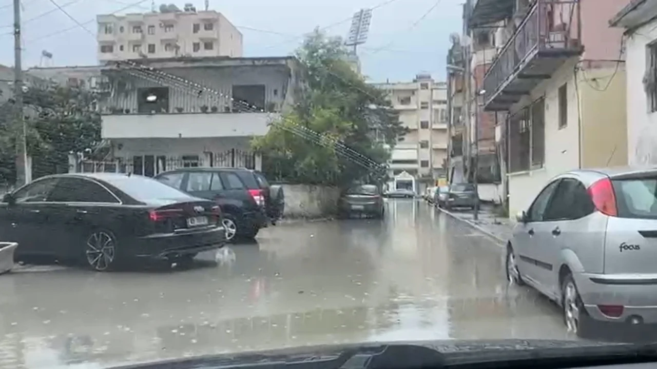 Reshjet e dendura të shiut përmbytin rrugët në Vlorë  alarm për pusetat e bllokuara dhe ujin pranë banesave