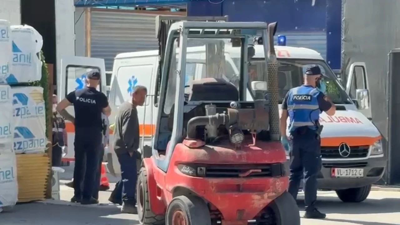 Aksident tragjik në një kompani në Vlorë  humb jetën pronari 73 vjeçar  e zënë poshtë materialet e rënda
