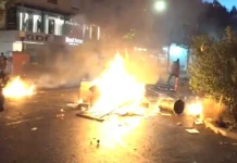 Protestuesit ndezin zjarr në mes të rrugës, vijojnë tensionet në Rrugën e Durrësit, policia në gatishmëri