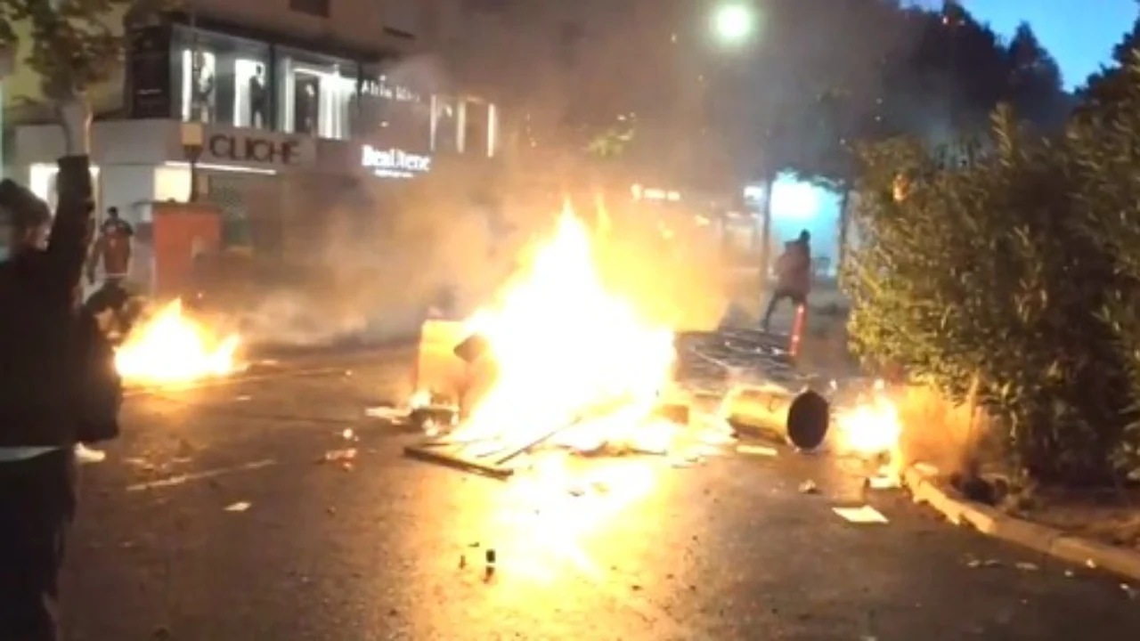 Protestuesit ndezin zjarr në mes të rrugës  vijojnë tensionet në Rrugën e Durrësit  policia në gatishmëri