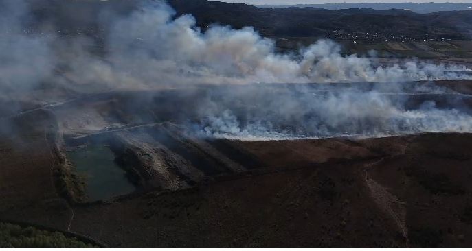 Dy vatra të fuqishme zjarri alarmojnë Peqinin  flakët përhapen me shpejtësi pranë aksit kombëtar